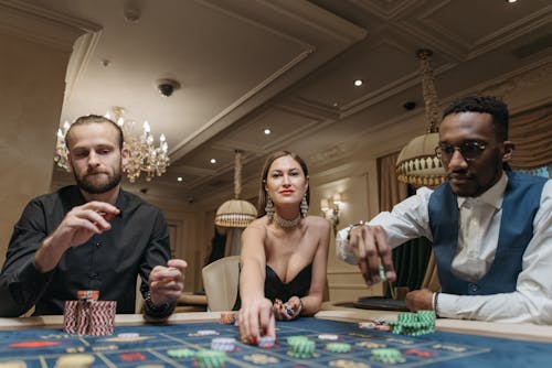 Holdem Kädet: Opas Pokerin Suosituimpiin Käsihin Ja Strategioihin